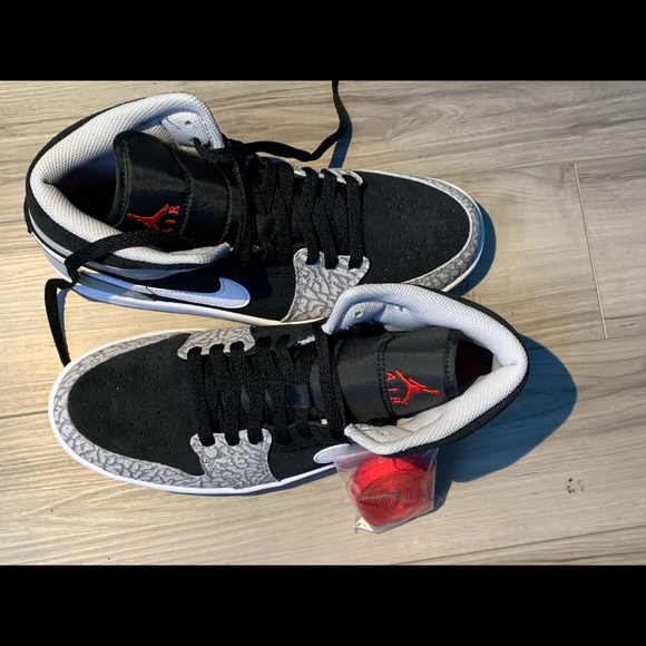 Elephant print jordan one mid (new never used) price - around 215 negotiable - Picture 4 of 4